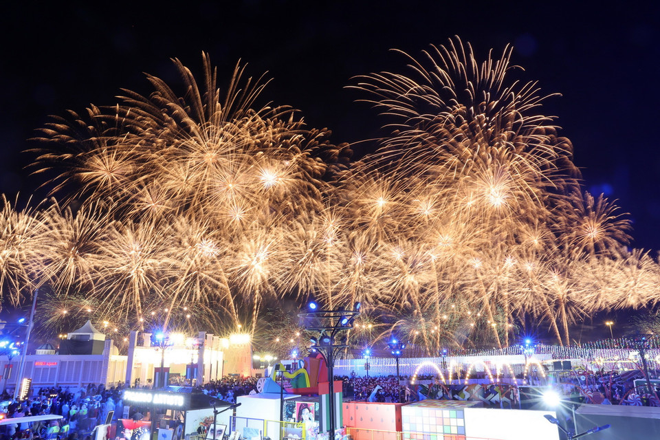  Màn trình diễn pháo hoa đón Năm mới tại Al Wathba, UAE, ngày 31/12/2022. (Ảnh: AFP/TTXVN)