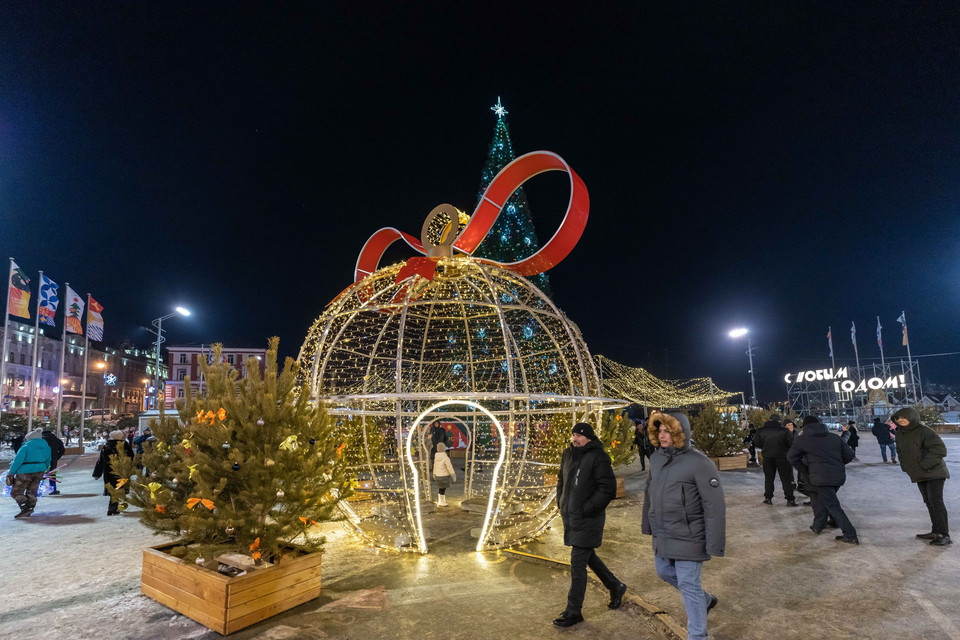  Đường phố được trang hoàng rực rỡ đón Năm mới tại Vladivostok, Nga ngày 31/12/2022. (Ảnh: THX/TTXVN)