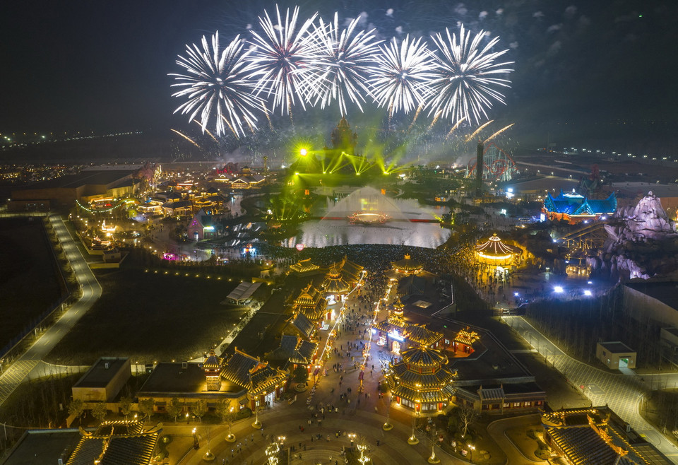 Màn pháo hoa rực rỡ chào đón Năm mới 2023 tại thành phố Hoài An, tỉnh Giang Tô, Trung Quốc ngày 31/12/2022. (Ảnh: AFP/TTXVN)