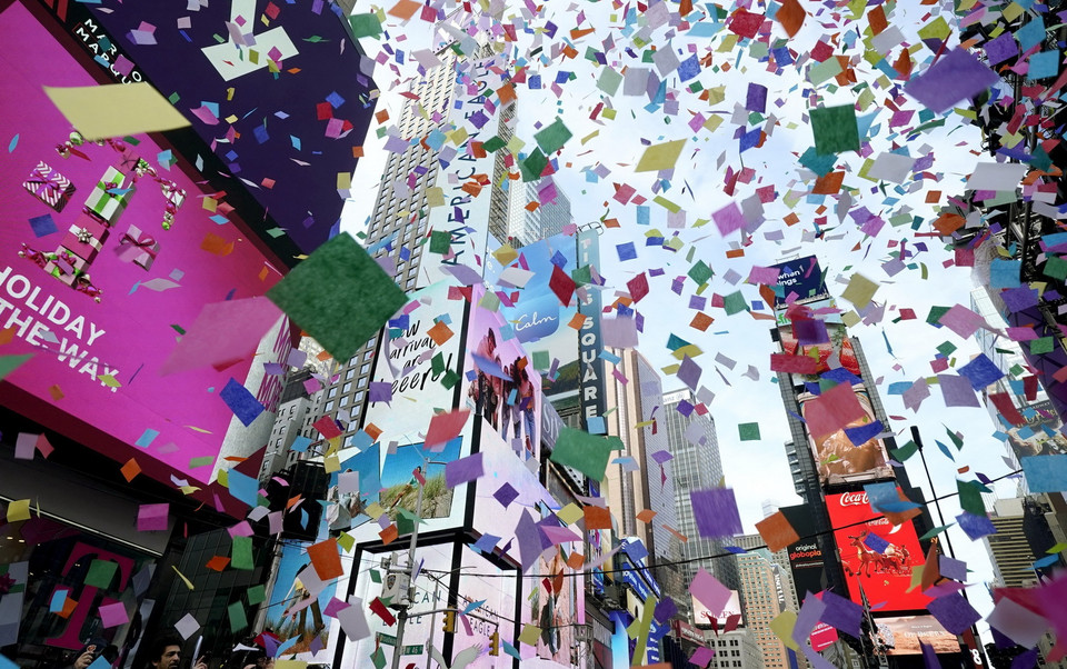 Thời tiết giá lạnh khắc nghiệt do ảnh hưởng của bão tuyết có lẽ cũng không thể ngăn được sự háo hức của người dân Mỹ. Cả triệu người đã đổ về Quảng trường Thời đại ở thành phố New York để chứng kiến sự kiện đếm ngược chào Năm mới 2023. Nổi bật trong đó là hình ảnh hàng vạn mảnh giấy nhỏ ghi ước nguyện của người dân và du khách được thả trên quảng trường, thay cho màn pháo hoa trong thời khắc Giao thừa. (Ảnh: AFP/TTXVN)