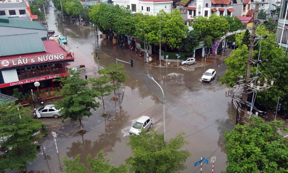 Ngã tư Phan Chu Chinh-Ngô Gia Tự, thành phố Vĩnh Yên ngập nước sau trận mưa lớn trưa 24/4. (Ảnh: Hoàng Hùng/TTXVN)