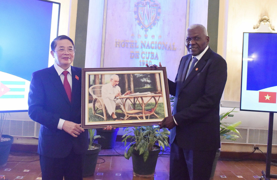 Phó Chủ tịch Quốc hội Việt Nam Nguyễn Đức Hải trao tặng quà lưu niệm cho Chủ tịch Quốc hội Cuba Esteban Lazo Hernández. (Ảnh: Việt Hùng/TTXVN)