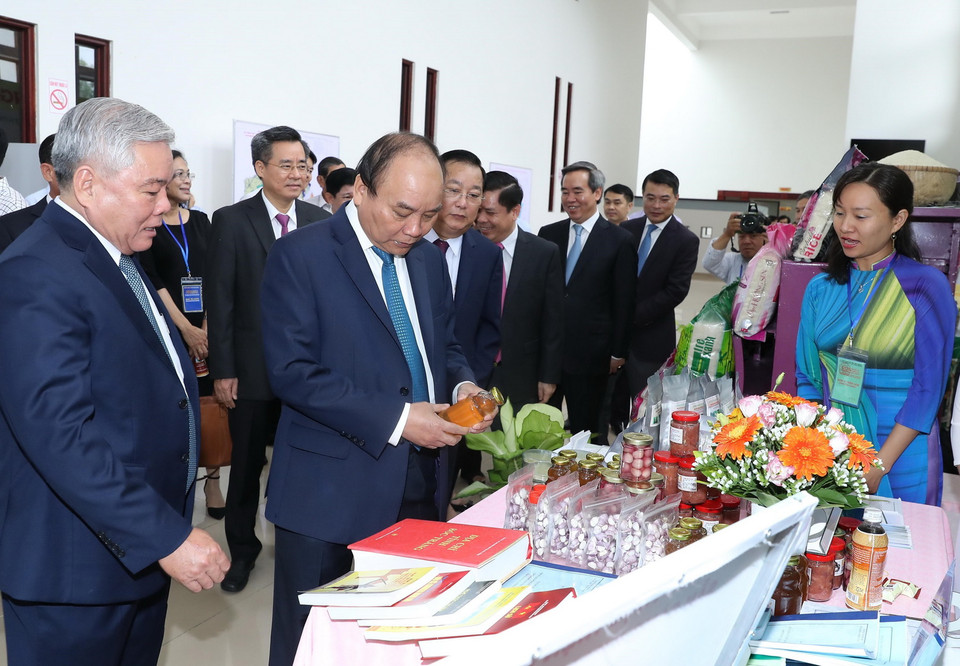 Thủ tướng Nguyễn Xuân Phúc thăm các gian hàng trưng bày sản phẩm tiêu biểu của tỉnh Sóc Trăng. (Ảnh: Thống Nhất/TTXVN)