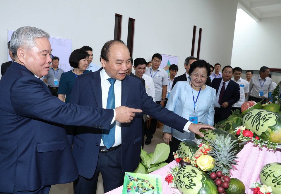 Thủ tướng Nguyễn Xuân Phúc thăm các gian hàng trưng bày sản phẩm tiêu biểu của tỉnh Sóc Trăng. (Ảnh: Thống Nhất/TTXVN)