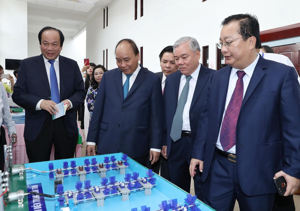 Thủ tướng Nguyễn Xuân Phúc thăm các gian hàng trưng bày sản phẩm tiêu biểu của tỉnh Sóc Trăng. (Ảnh: Thống Nhất/TTXVN)