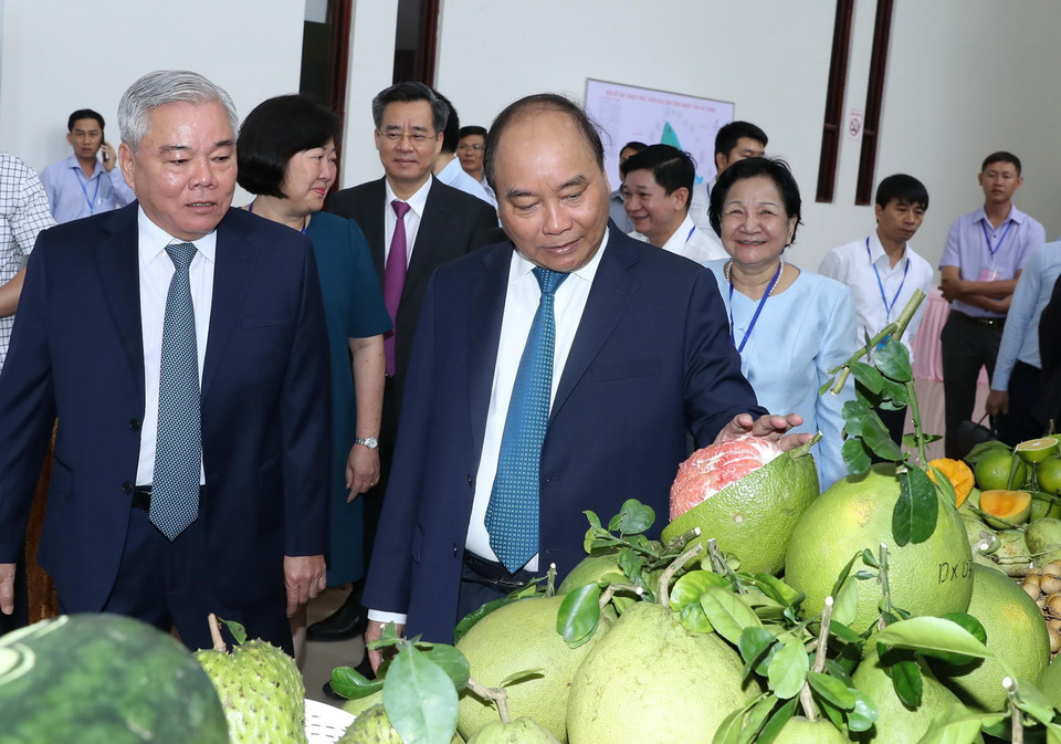 Thủ tướng Nguyễn Xuân Phúc thăm các gian hàng trưng bày sản phẩm tiêu biểu của tỉnh Sóc Trăng. (Ảnh: Thống Nhất/TTXVN)