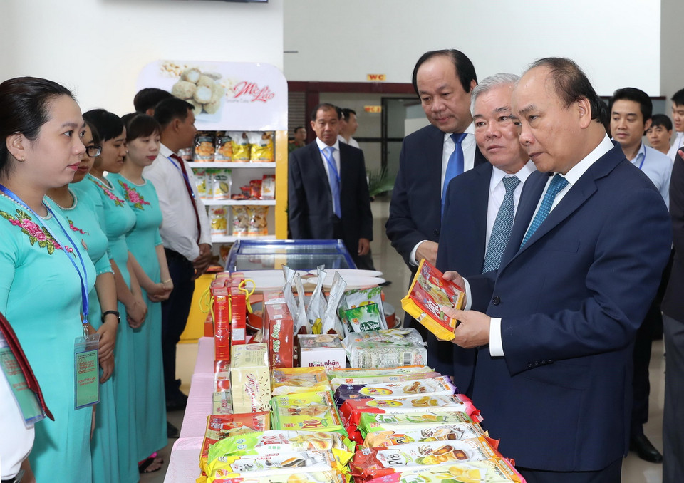 Thủ tướng Nguyễn Xuân Phúc thăm các gian hàng trưng bày sản phẩm tiêu biểu của tỉnh Sóc Trăng. (Ảnh: Thống Nhất/TTXVN)