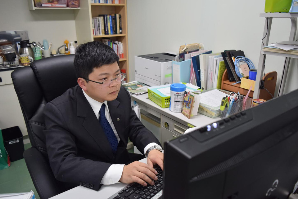 Phó giáo sư Nguyễn Chí Nghĩa tại phòng làm việc riêng ở Đại học Aomori Chuo Gakuin.