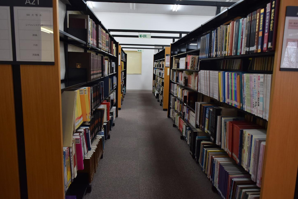 Thư viện có nhiều tài liệu phục vụ cho công việc học tập, nghiên cứu.