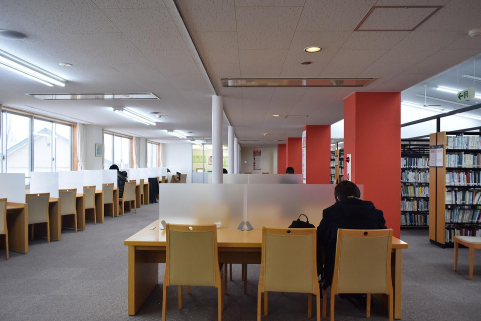 Khu vực nghiên cứu cá nhân tại thư viện.