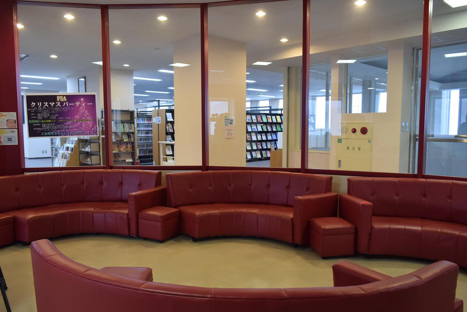 Góc thư giãn của Thư viện Đại học Aomori Chuo Gakuin.