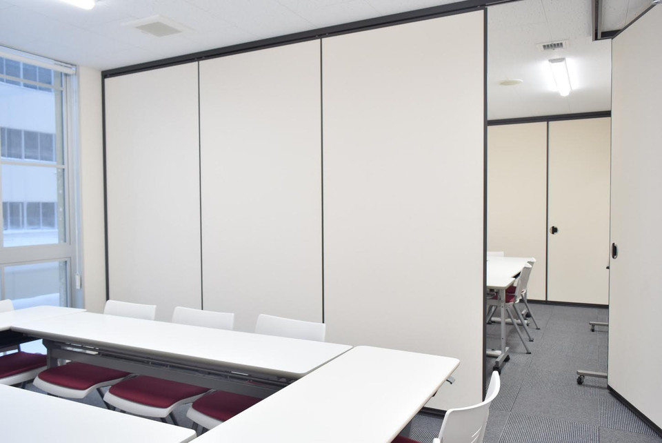 Phòng thảo luận nhóm kín tại thư viện được thiết kế linh hoạt để có thể thu nhỏ, mở rộng tùy theo số lượng sinh viên tham gia.