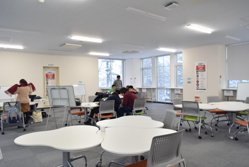 Bàn học tại thư viện được thiết kế với hình dạng linh hoạt để các sinh viên có thể dễ dàng ghép nhóm không hạn chế số lượng.