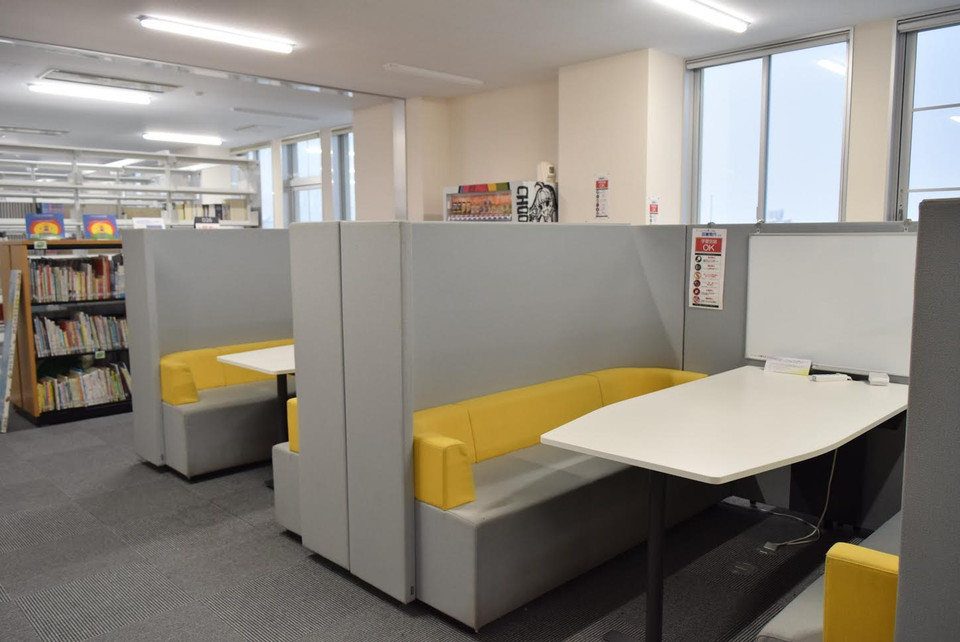 Không gian thảo luận nhóm mở tại thư viện.