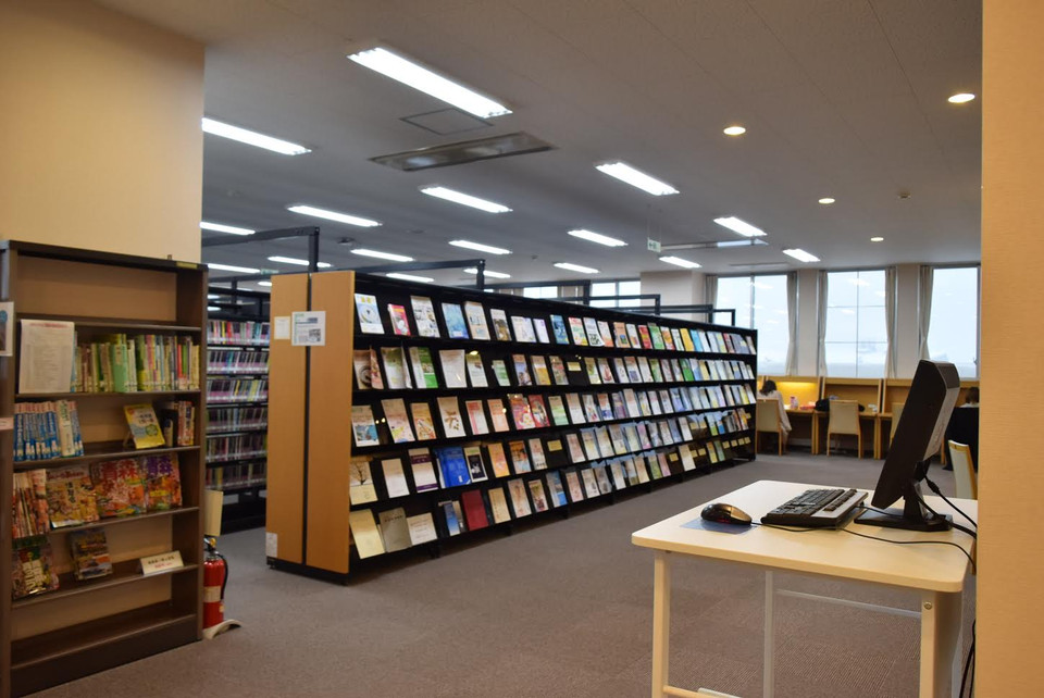 Thư viện có khoảng 80.000 đầu sách.