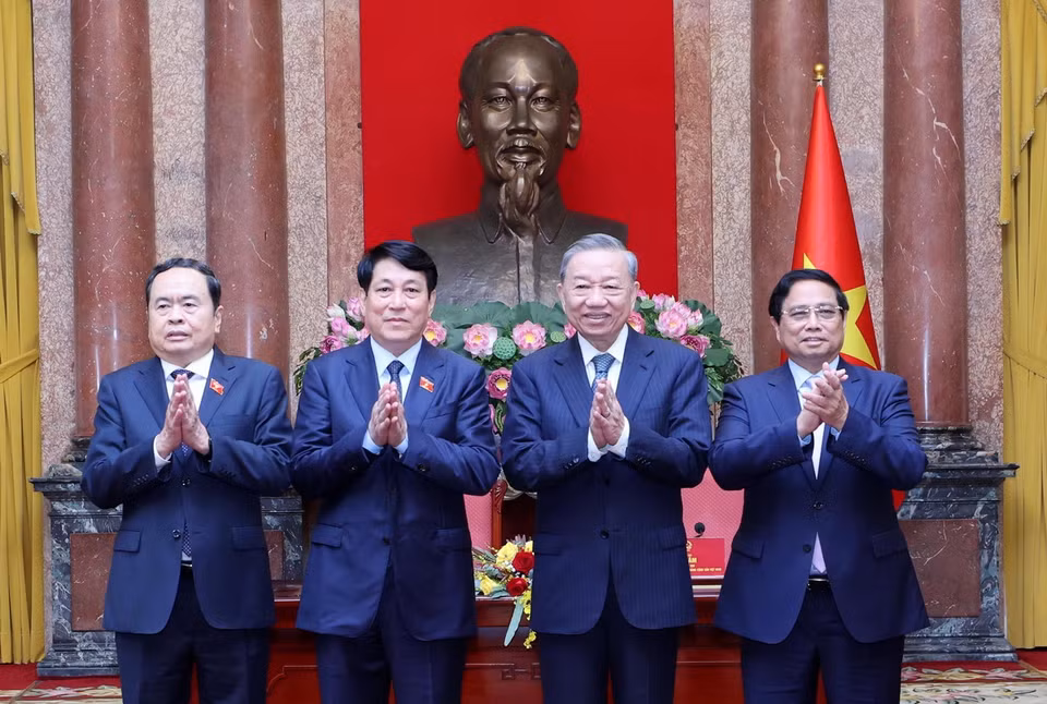 Tổng Bí thư Tô Lâm, Chủ tịch nước Lương Cường, Thủ tướng Chính phủ Phạm Minh Chính và Chủ tịch Quốc hội Trần Thanh Mẫn tại lễ bàn giao công tác của Chủ tịch nước. (Ảnh: Lâm Khánh/TTXVN)