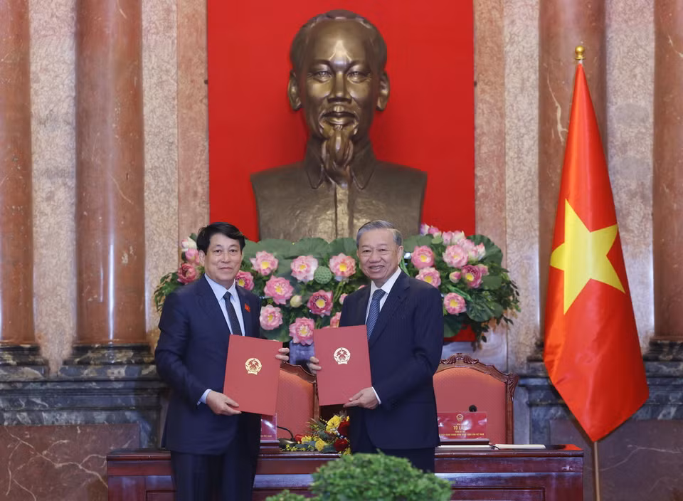 Tổng Bí thư Tô Lâm và Chủ tịch nước Lương Cường trao Biên bản bàn giao công tác của Chủ tịch nước. (Ảnh: Lâm Khánh/TTXVN)