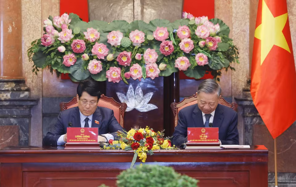 Tổng Bí thư Tô Lâm và Chủ tịch nước Lương Cường ký Biên bản bàn giao công tác của Chủ tịch nước. (Ảnh: Lâm Khánh/TTXVN)