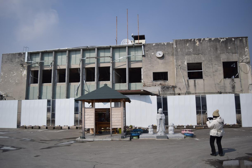 Dấu tích còn lại của tòa thị chính cũ thị trấn Otsuchi sau trận sóng thần.