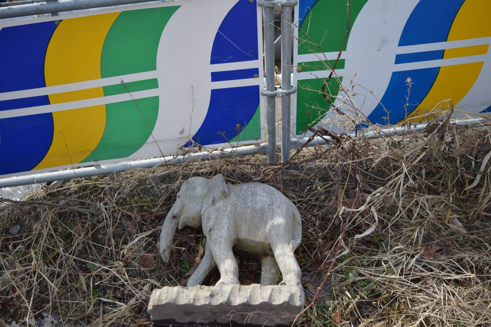 Một bức tượng trang trí còn rớt lại sau trận sóng thần trước tòa thị chính cũ của Otsuchi.