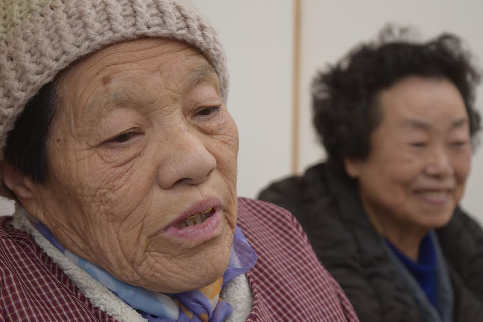 Ánh mắt đượm buồn của cụ Iwamo Sachiko (81 tuổi), cư dân thị trấn Otsuchi, khi kể lại ký ức kinh hoàng.