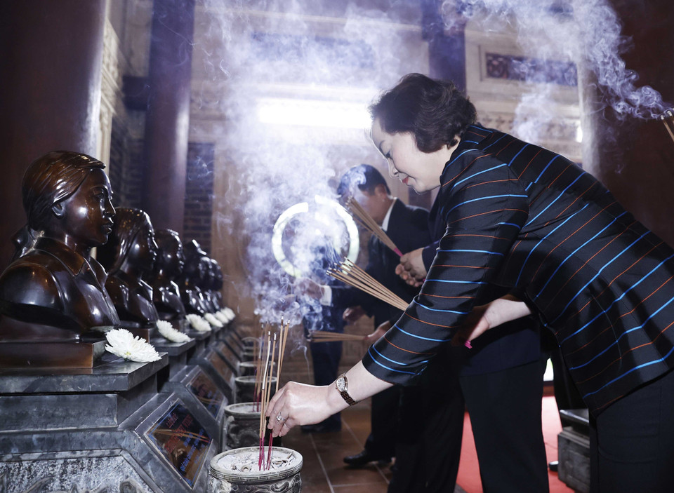 Bà Phạm Thị Thanh Trà, Ủy viên Trung ương Đảng, Phó Trưởng Ban Tổ chức Trung ương, Bộ trưởng Bộ Nội Vụ, dâng hương tưởng niệm các anh hùng liệt sỹ tại Nhà tưởng niệm 1.240 Anh hùng liệt sỹ đã hy sinh trên cung đường Trung Bồn huyền thoại. (Ảnh: Thống Nhất/TTXVN)