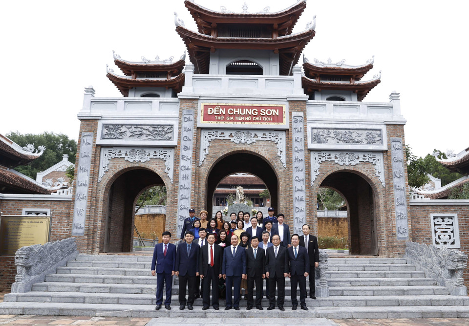 Chủ tịch nước Nguyễn Xuân Phúc và đoàn công tác tại Đền Chung Sơn - Đền thờ gia tiên Bác Hồ, Nghệ An. (Ảnh: Thống Nhất/TTXVN)