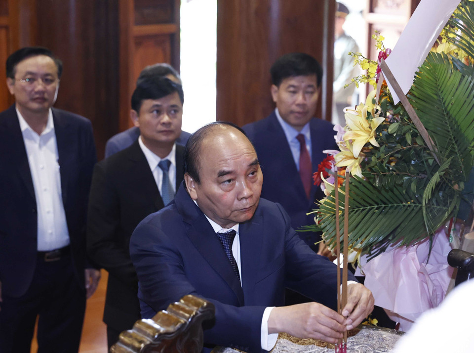 Chủ tịch nước Nguyễn Xuân Phúc dâng hương tưởng niệm Chủ tịch Hồ Chí Minh tại Khu di tích quốc gia đặc biệt Kim Liên. (Ảnh: Thống Nhất/TTXVN)