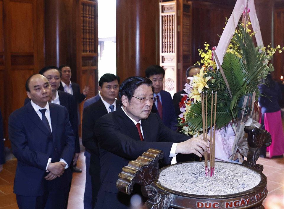 Đoàn công tác của Chủ tịch nước dâng hương tưởng niệm Chủ tịch Hồ Chí Minh tại Khu di tích quốc gia đặc biệt Kim Liên. (Ảnh: Thống Nhất/TTXVN)