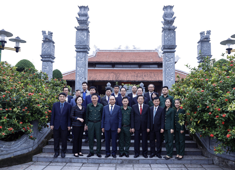 Chủ tịch nước Nguyễn Xuân Phúc cùng đoàn công tác tại Khu di tích lịch sử Quốc gia Truông Bồn. (Ảnh: Thống Nhất/TTXVN)