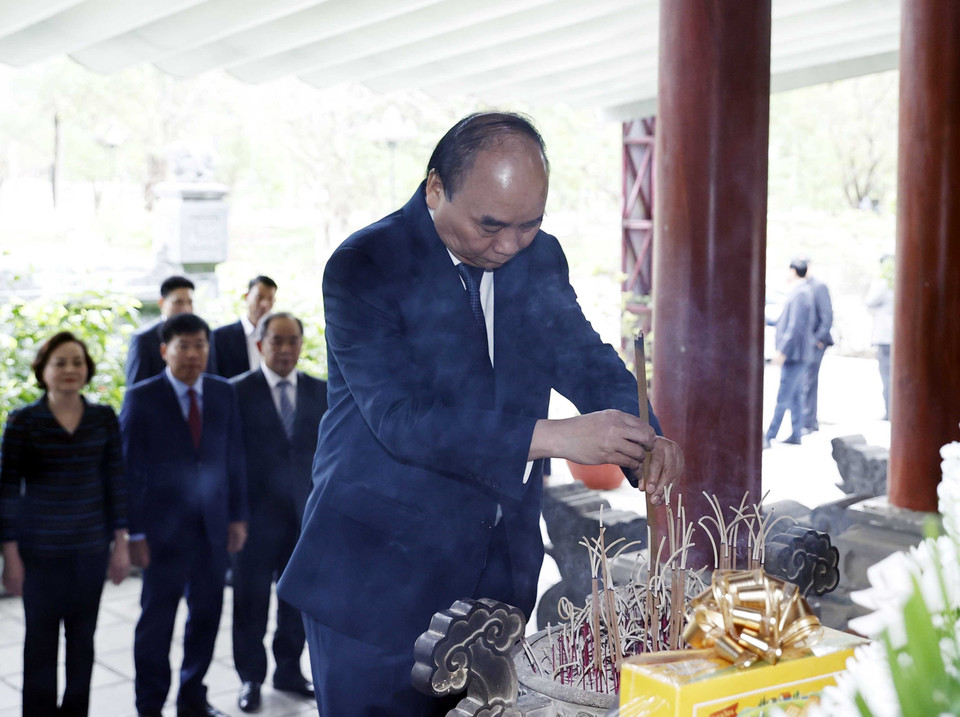 Chủ tịch nước Nguyễn Xuân Phúc dâng hương tưởng niệm các Anh hùng liệt sỹ tại Khu di tích lịch sử Quốc gia Truông Bồn. (Ảnh: Thống Nhất/TTXVN)