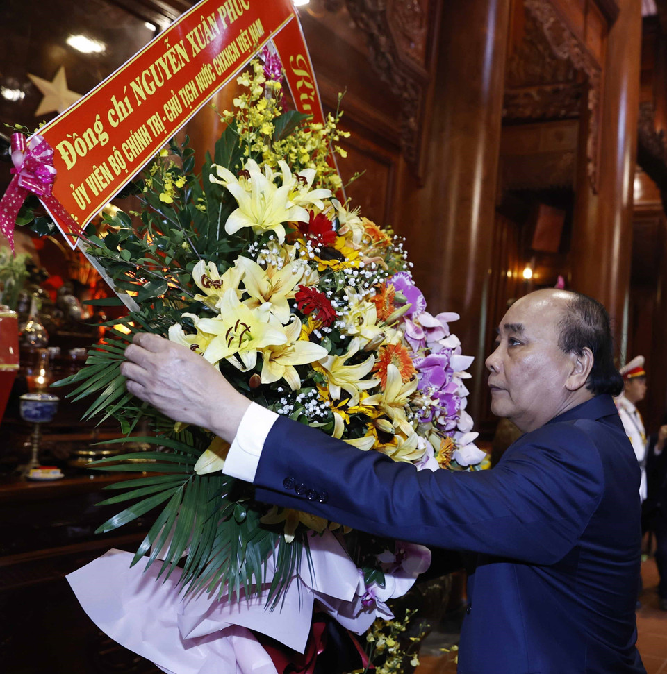 Chủ tịch nước Nguyễn Xuân Phúc dâng hoa, dâng hương tưởng niệm Chủ tịch Hồ Chí Minh tại Khu di tích quốc gia đặc biệt Kim Liên. (Ảnh: Thống Nhất/TTXVN)