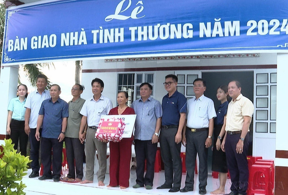 Ủy ban MTTQ Việt Nam tỉnh Bạc Liêu trao tặng nhà tình thương cho gia đình chị Danh Thị Hồng Loan, xã Vĩnh Trạch, thành phố Bạc Liêu có hoàn cảnh khó khăn, ngày 5/9 vừa qua. (Ảnh: TTXVN phát)