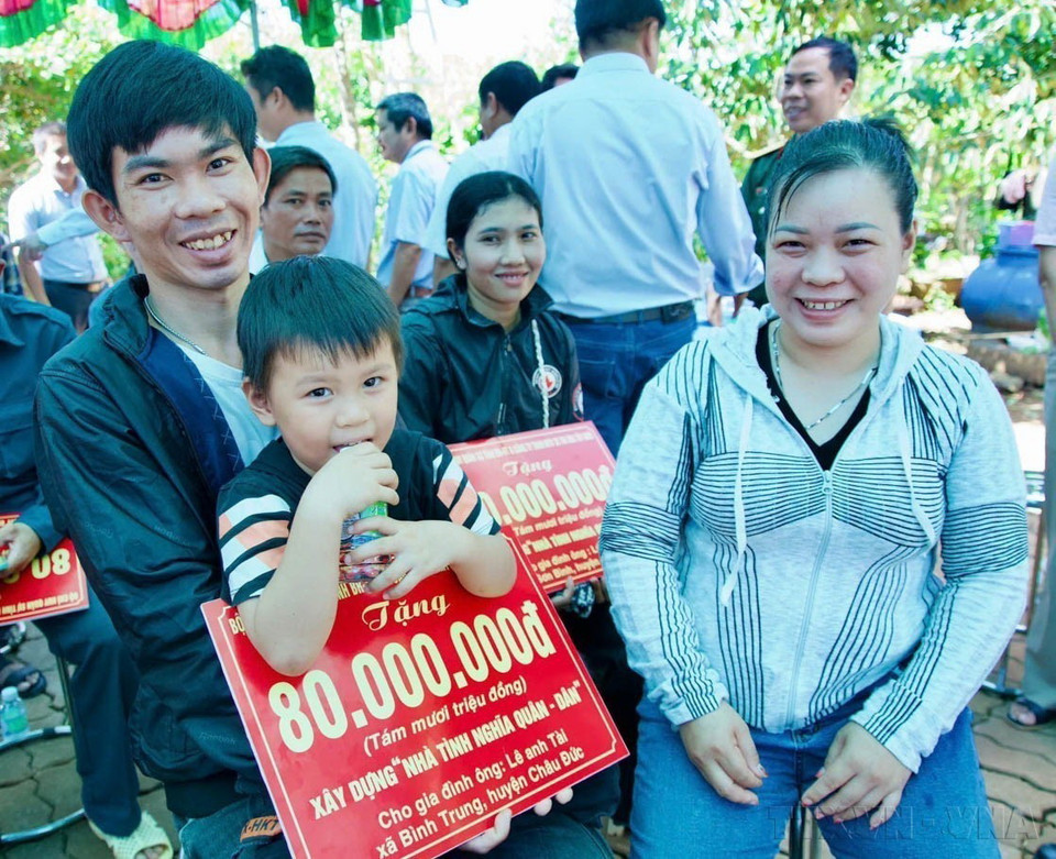 Niềm vui của một gia đình được hỗ trợ xây nhà “Nghĩa tình quân dân,” Công trình do Bộ Chỉ huy Quân sự tỉnh Bà Rịa-Vũng Tàu phối hợp với UBND huyện Châu Đức, Công ty TNHH MTV sản xuất thương mại xuất nhập khẩu Tây Nam xây dựng. (Ảnh: TTXVN phát)