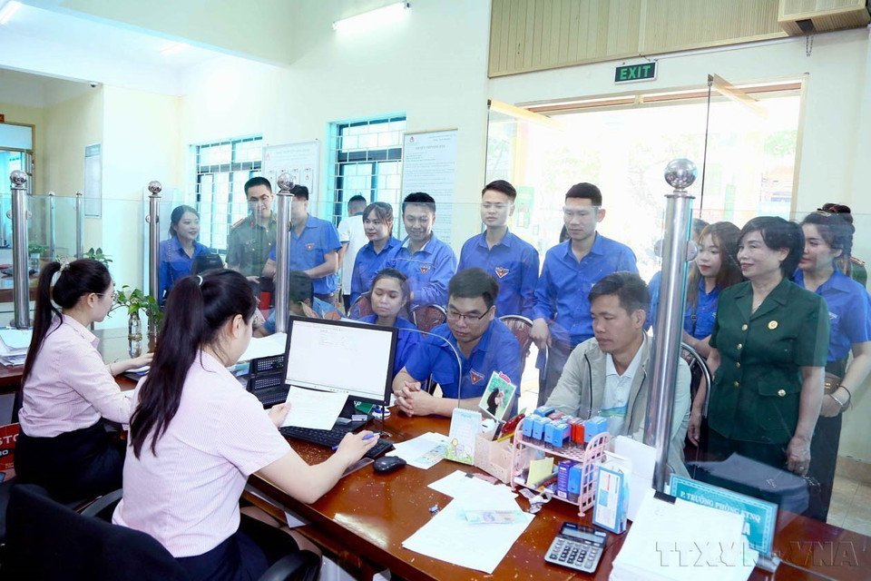 Đông đảo đoàn viên thanh niên trên địa bàn thành phố Sơn La tham gia “Tuần lễ gửi tiền tiết kiệm, chung tay vì người nghèo,” sáng 25/3 vừa qua. (Ảnh: Quang Quyết/TTXVN)