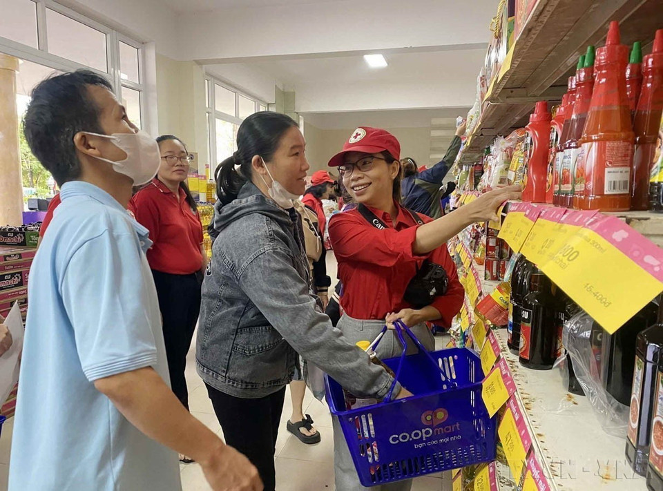 Nhân viên Hội Chữ thập đỏ thành phố Đà Nẵng hỗ trợ người dân nghèo lựa chọn các nhu yếu phẩm tại chương trình Tết Nhân ái "HEINEKEN Cares-Chung tay sẻ chia, cùng cộng đồng đón Tết An Vui," ngày 23/1 năm nay. (Ảnh: Trần Lê Lâm/TTXVN)