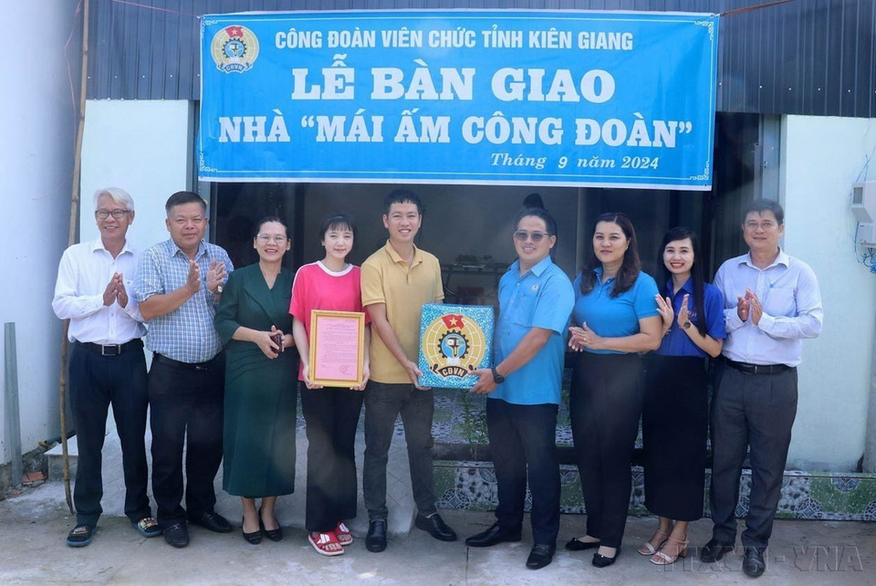 Công đoàn Viên chức tỉnh Kiên Giang tổ chức bàn giao “Mái ấm Công đoàn” cho đoàn viên Trần Trọng Thức, công đoàn cơ sở Trường Cao đẳng nghề Kiên Giang. (Ảnh: Lê Huy Hải/TTXVN)