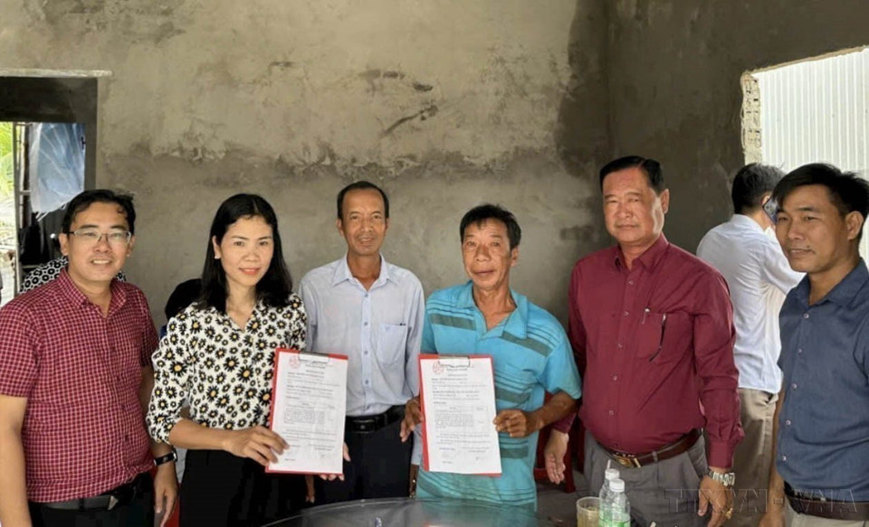 Hội Nông dân tỉnh Kiên Giang tổ chức bàn giao căn nhà "Mái ấm nông dân" cho hộ nông dân nghèo tại ấp Hai Xáng, xã Nam Yên, huyện An Biên, ngày 20/9 vừa qua). (Ảnh: Lê Sen/TTXVN)