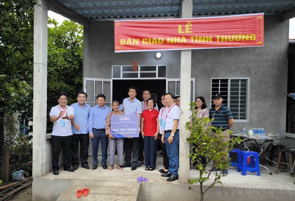 Đảng ủy, Công đoàn Cơ quan Thông tấn xã Việt Nam khu vực phía Nam phối hợp với với các đơn vị bàn giao nhà tình thương cho người dân có hoàn cảnh khó khăn về nhà ở tại xã biển Bảo Thạnh, huyện Ba Tri, tỉnh Bến Tre. (Ảnh: Huỳnh Phúc Hậu/TTXVN)