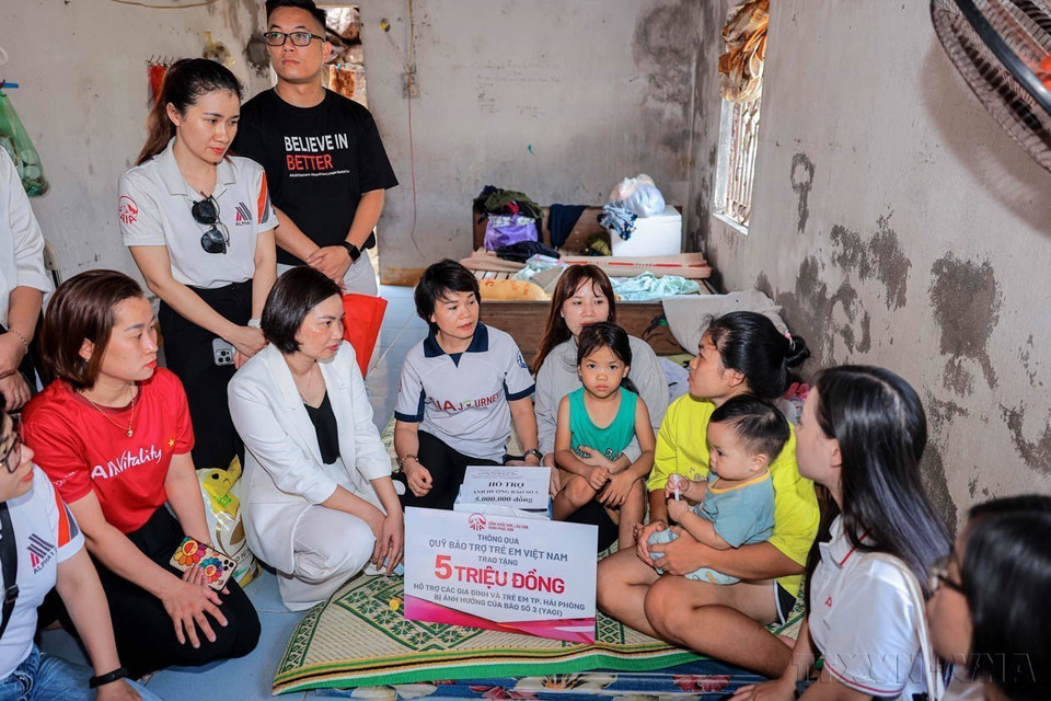 Quỹ Bảo trợ trẻ em Việt Nam phối hợp với Trung tâm Công tác xã hội và Quỹ bảo trợ trẻ em Hải Phòng trao quà và hỗ trợ cho gia đình cháu Hoàng Gia Hân - gia đình khó khăn bởi bị thiệt hại nặng trong đợt mưa lũ. (Ảnh: Hoàng Hiếu/TTXVN)
