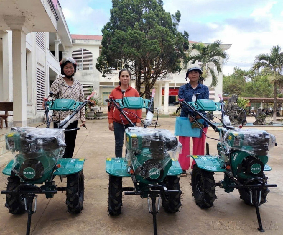 Hỗ trợ máy xới đất cho các hộ nghèo tại thành phố Pleiku, tỉnh Gia Lai. (Ảnh: Hoài Nam/TTXVN)