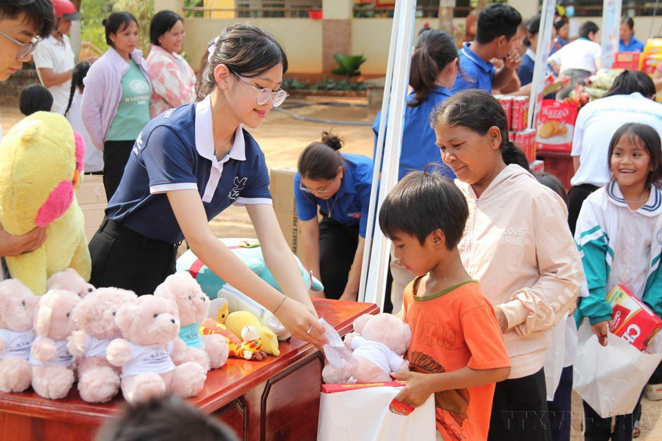 Ban tổ chức trao tặng quà cho trẻ em nghèo xã biên giới Ia O, huyện Ia Grai, tỉnh Gia Lai, tại Ngày hội “Tháng Ba biên giới” năm 2024, với chủ đề “Biên cương Tổ quốc tôi.” (Ảnh: Hồng Điệp/TTXVN)
