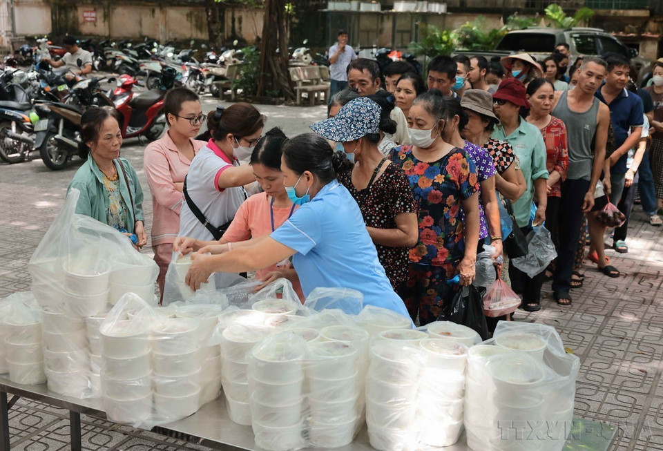 Đã hơn 13 năm, nhóm "Cơm nhân ái" đồng hành, chung tay góp sức giúp đỡ người nghèo, yếu thế, bệnh nhân và người nhà bệnh nhân gặp khó khăn với các hoạt động thiện nguyện tại Bệnh viện E, Bệnh viện K, bệnh viện Thanh Nhàn. (Ảnh: Hoàng Hiếu/TTXVN)