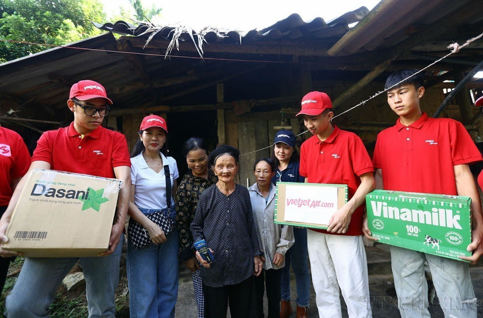 Hãng Hàng không Vietjet trao tặng quà cho người dân vùng ngập lụt tại thôn Ao Sen 2 xã Đức Ninh, huyện Hàm Yên, tỉnh Tuyên Quang, bị ảnh hưởng bởi bão số 3, ngày 13/9. (Ảnh: Huy Hùng/TTXVN)