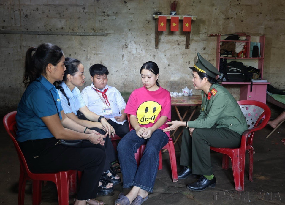 Ban Thanh niên Công an tỉnh Bắc Giang đến thăm, trao tặng trang thiết bị, đồ dùng học tập và nhu yếu phẩm cho học sinh Trường THCS Sa Lý, là gia đình hộ nghèo, bị ảnh hưởng bởi cơn bão số 3. (Ảnh: TTXVN phát)