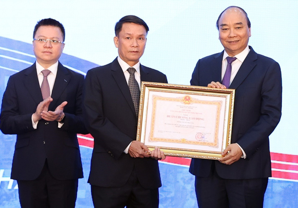 Thủ tướng Nguyễn Xuân Phúc, Chủ tịch Hội đồng Thi đua-Khen thưởng Trung ương trao tặng Huân chương Lao động hạng Nhất cho Thông tấn xã Việt Nam (15/9/1945-15/9/2020). (Ảnh: Thống Nhất/TTXVN)