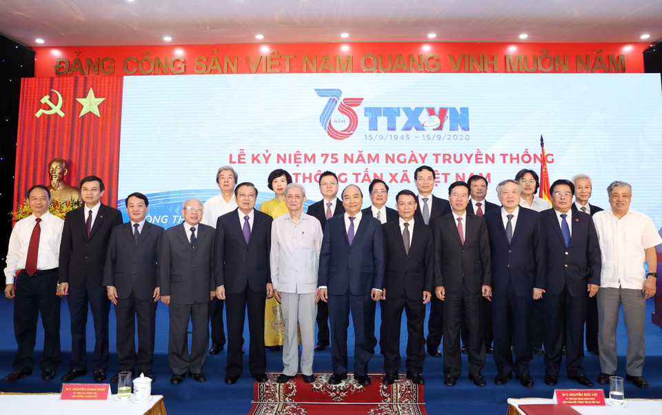 Thủ tướng Nguyễn Xuân Phúc và các đồng chí lãnh đạo, nguyên lãnh đạo TTXVN cùng các đại biểu chụp ảnh chung tại Lễ kỷ niệm 75 năm Ngày thành lập Thông tấn xã Việt Nam (15/9/1945-15/9/2020). (Ảnh: Thống Nhất/TTXVN)