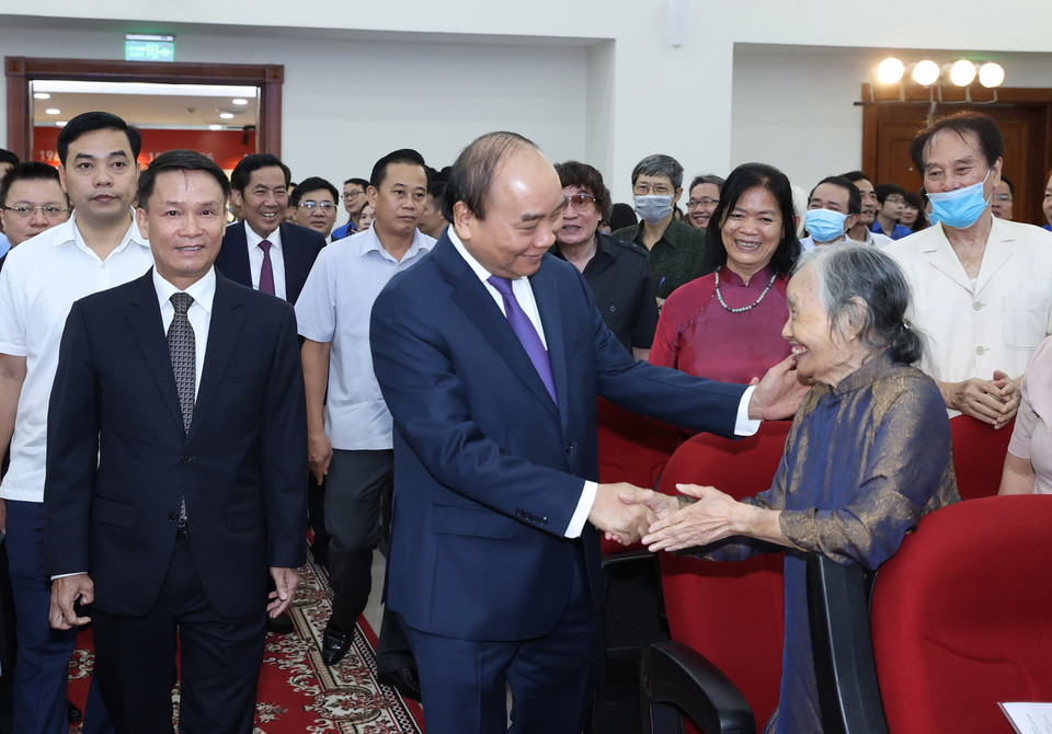 Thủ tướng Nguyễn Xuân Phúc với các cán bộ lão thành Thông tấn xã Việt Nam. (Ảnh: Thống Nhất/TTXVN)