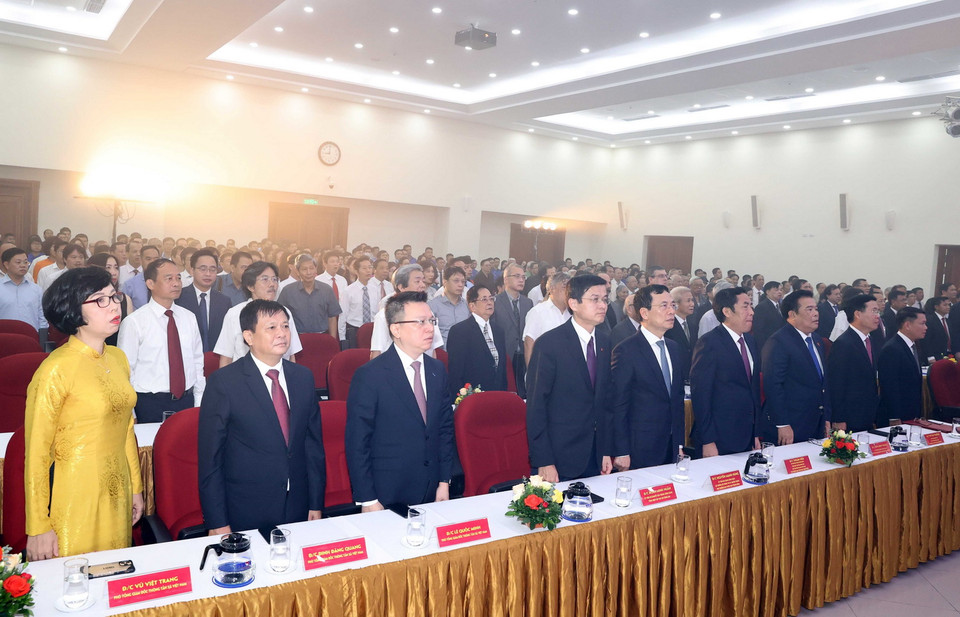 Đại biểu thực hiện nghi thức chào cờ. (Ảnh: Thống Nhất/TTXVN)