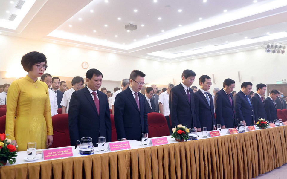 Các đại biểu tưởng niệm các liệt sỹ. (Ảnh: Thống Nhất/TTXVN)